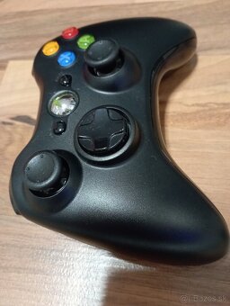 Originálny bezdrôtový ovládač na XBOX 360 - čierny - 2