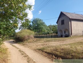 Poschodová chatka s vinohradom v malebnej dedinke Modrany - 2