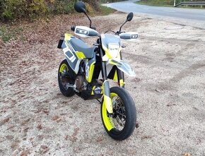 Husqvarna 701 supermoto - 2