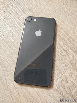 iPhone 8 / 256GB čierny pekný stav - 2