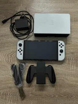 Nintendo Switch OLED s hrami - 2