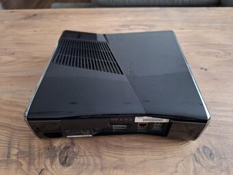 XBOX 360 Slim na opravu / diely - 2