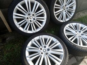 Škoda Superb 19"-235/40 R19+snímače.. zimná sada - 2