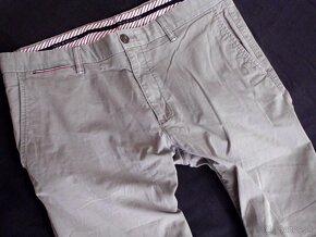 Tommy Hilfiger pánske chino nohavice s elastan. L 36/34 - 2