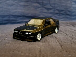 BMW M3 1987 (1:36, bez krabice a stojana) - 2