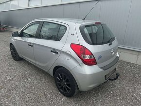 hyundai i20 1.2 benzin 2009 strieborna farba - 2