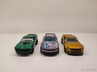 Autíčka Ford Mustang Hot Wheels 1:64 - 2