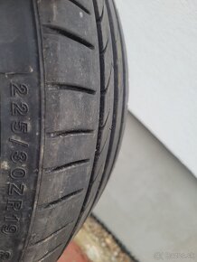 Predám 2ks letné gumy 225/30 r19 ako nové - 2