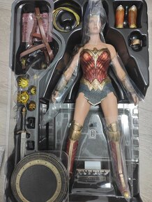 Hot Toys Wonder Woman Deluxe Justice League - 2