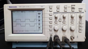 Osciloskop Tektronix TDS220 - 2