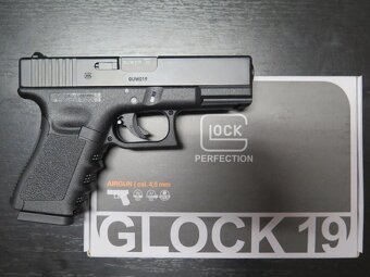 Predám nový tréningový pištoľ Glock 19 kal.4,5 mm a 6 m CO2 - 2