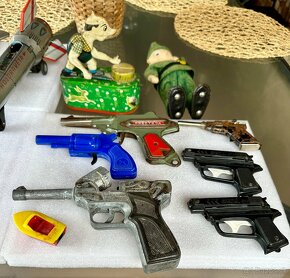 Retro staré hračky pištole (Igra), visiace zámky, kľúče - 2