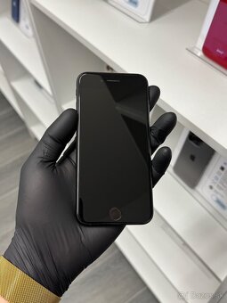 ZÁRUKA 2 ROKY /  Apple iPhone SE 2020 64GB Black, 100% - 2