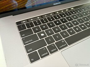 MacBook Pro 15-palcový (2019) 16GB / 256GB Silver - 2