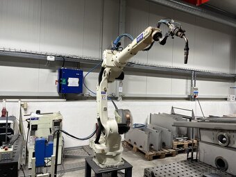 Svářecí robot s otočným a naklápěcím stolem OTC FD-V8L/FD11 - 2