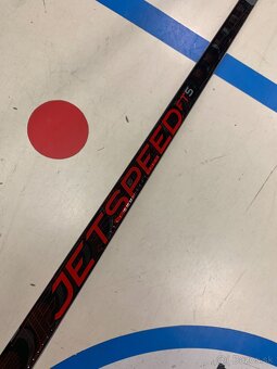 HOKEJKA CCM JETSPEED FT5 Lava 80flex P28 zahnutie  - 2