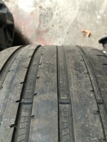 225/35 R19 - 2