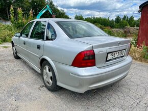 Opel Vectra 1.8i 16V - 2