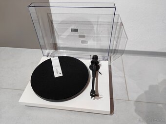 Pro-Ject Debut EVO s Karbónovým ramenom Ortofon OM 10 - 2