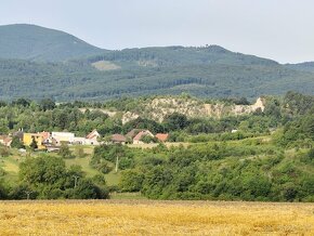 Predám v Trenč. Miticiach krásny slnečný pozemok 2400m2 - 2