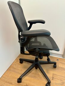 Zdravé sedenie - Herman Miller Aeron B - Black Edition - 2