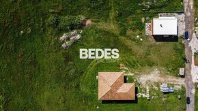BEDES | Rovinaté pozemky na okraji obce s inž. sieťami - 2