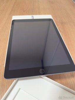 Apple iPad 5th generácie 32GB WiFi - 2