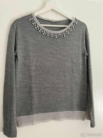 Elegantny pulover s ozdobnymi kamienkami - 2