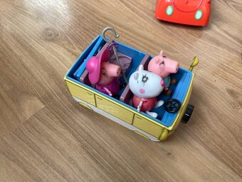 Peppa Pig malý karavan+červené auto+kamaráti Peppa Pig - 2