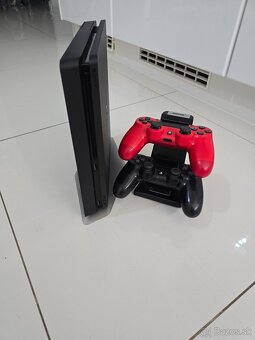 Predam PS4 slim + 2 ovládače - 2