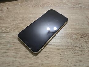 Iphone 11 64gb ma len bezne znamky pouzivania na displeji je - 2