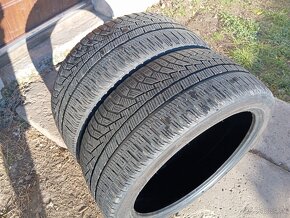 Predám zimné pneumatiky 2ks 235/40r19 - 2