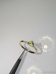 Zlatý prsteň 14kt s diamantmi a peridotom 0.2kt - 2