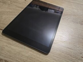 Ipad 9 64gb ma len bezne znamky pouzivania ale ziadne praskl - 2