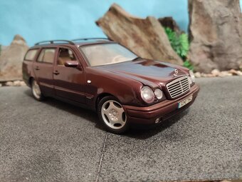 prodám model 1:18 mercedes benz E class E420 - 2