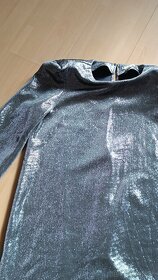 Trblietavé šaty s vypchávkami - 2