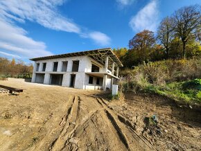 rozostavaná vila 510m2+ 30m2 tera, poz.2.531 m2 , Mikušovce. - 2