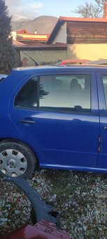 Predám zadné spolujazdcov dvere škoda Fabia rok 2003 kód4590 - 2