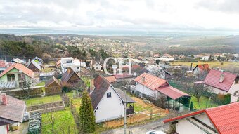 Stavebný pozemok v Baške (393 m²) s chatkou – ideálny na rek - 2