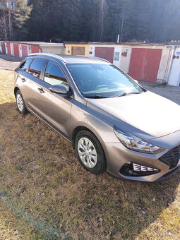 hyundai i30 combi / 1.5dpi / 123 tis km / 11 900 € / rv 22 - 2