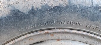 Predam pneu 235/75 r15 na diskoch 5x139,7 - 2