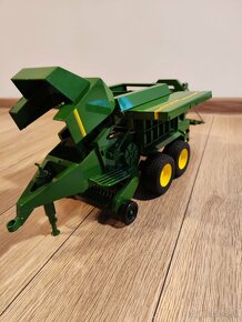 Bruder John Deere lis na slamu - 2