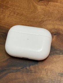 Apple AirPods Pro 2 lightning nahradne nabijacie puzdro - 2