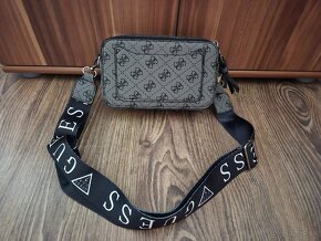 Guess kabelka crossbody sivá - 2