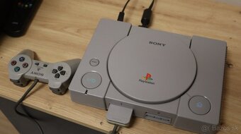 Predám hernú konzolu PlayStation 1 + hry PS1 🎮🕹️ - 2