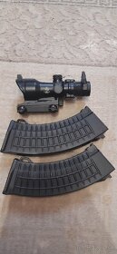 Airsoft ACOG kolimátor, ak47 CYMA zásobníky a famas zásobník - 2