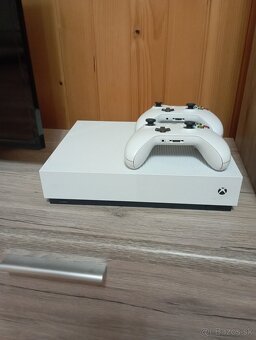 Xbox one s +2 ovládače - 2