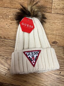 Damska kremova ciapka guess s brbolcom - 2