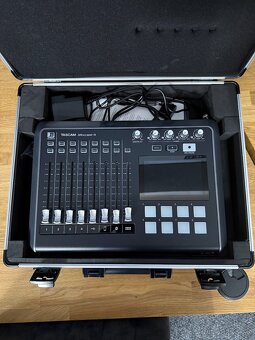 TASCAM MIXCAST 4 + kufor - 2