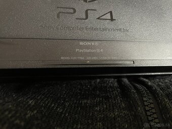 SONY PlayStation 4 (500GB) + 2 ovládače - 2